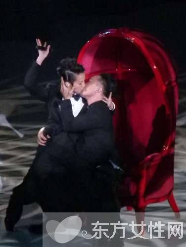 何韻詩陳奕迅演唱會(huì)激情熱吻 太太徐濠縈回應(yīng) 何韻詩吃虧了