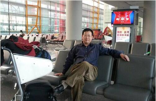 北大教授夏業(yè)良抵達(dá)美國(guó) 遭把大學(xué)生吐槽 別再禍害別人