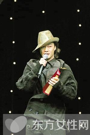 何韻詩陳奕迅演唱會(huì)激情熱吻 太太徐濠縈回應(yīng) 何韻詩吃虧了