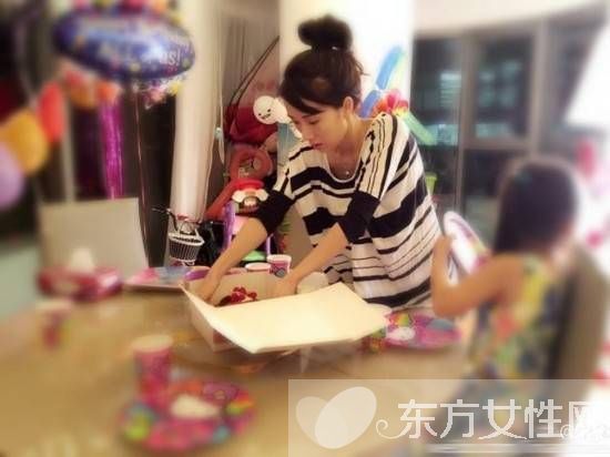 闊太李念老公是誰 闊太李念菜場(chǎng)買菜還價(jià)獲贊接地氣