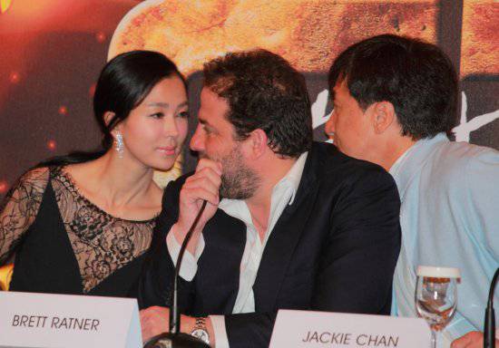 姚星彤被成龍潛規(guī)則是真的嗎  透視門事件照片露半乳走光