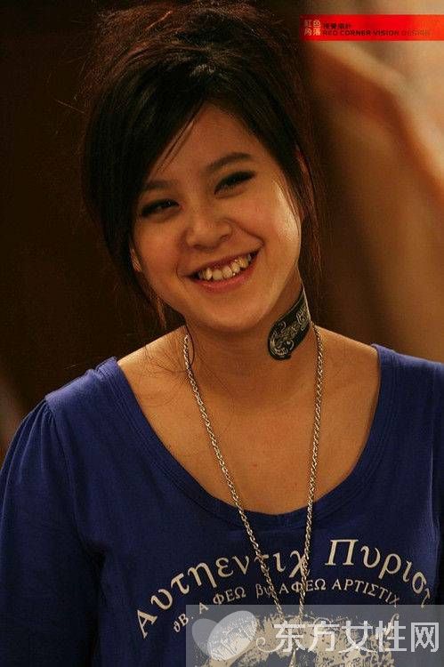 黃小柔穿黑色婚紗結(jié)婚公公力挺 黃小柔微博曬大肚照