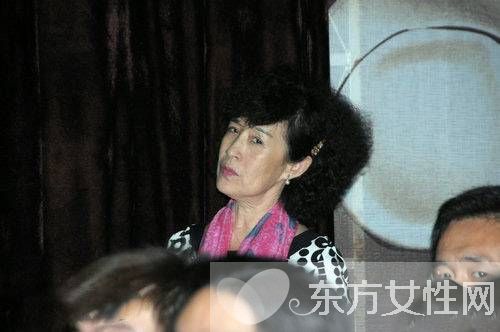 章子怡母親李涿生資料 章子怡和王健林什么關(guān)系