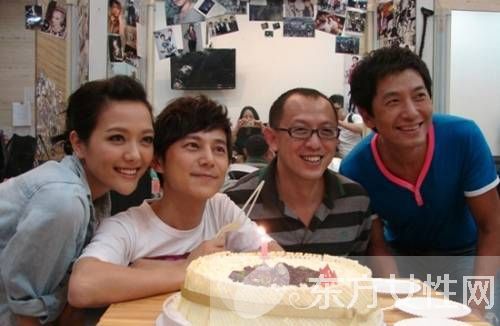 戴軍老婆是黃小蕾嗎 戴軍何炅是同性戀人是真的嗎