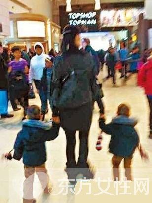 梁洛施近況曝光 與一對兒子逛商場但不見長子