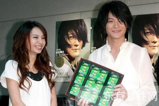 阿沁飛兒分手原因遭扒 雙方承認是男方甩女方