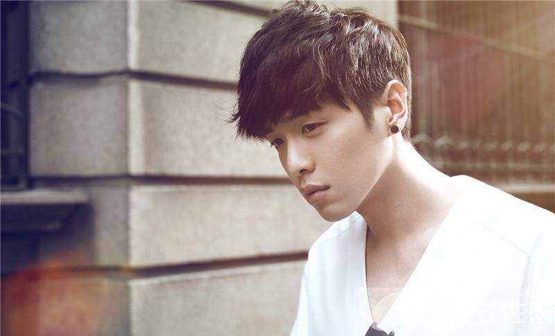 張若昀與唐藝昕地下戀情曝光 富二代張若昀背景驚人