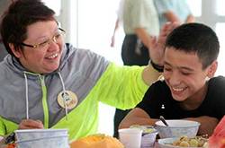 韓紅養(yǎng)子潘子灝照片 述韓紅與孤兒潘子灝的故事