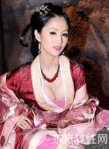 巨乳女星藍(lán)燕白靈戀情曝光 藍(lán)燕出柜自曝不會(huì)選擇男生