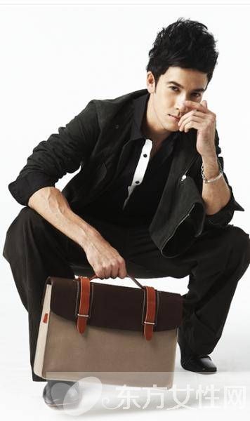 吳映潔微博曬與紀亞文背影照 疑似公開戀情