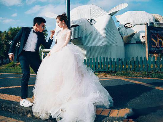 劉詩詩吳奇隆婚紗照曝光 搞怪甜蜜唯美十足