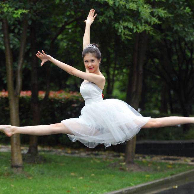 cba寶貝郝琳微博曬花式一字馬動(dòng)作 令網(wǎng)友咋舌