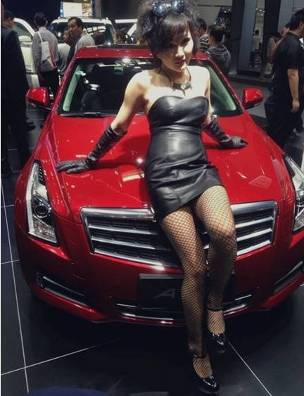 揭變性人左崴崴背景資料 左崴崴 隆胸為了生活