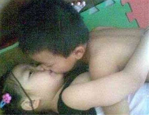 中學(xué)生情侶偷吃禁果 公共場(chǎng)所被抓拍