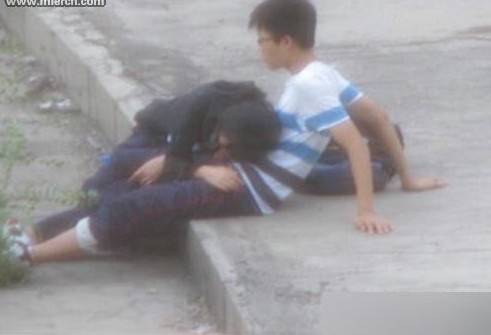 中學(xué)生情侶偷吃禁果 公共場(chǎng)所被抓拍