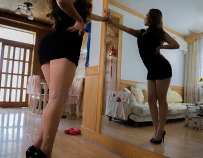 90后研究生當 臀模  趙霏兒裸臂私照曝光