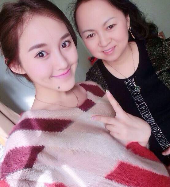 張鑫磊微博曬美照 陳建亮告白張鑫磊甜蜜牽手