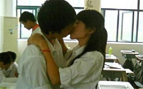 中學生情侶偷吃禁果 公共場所被抓拍