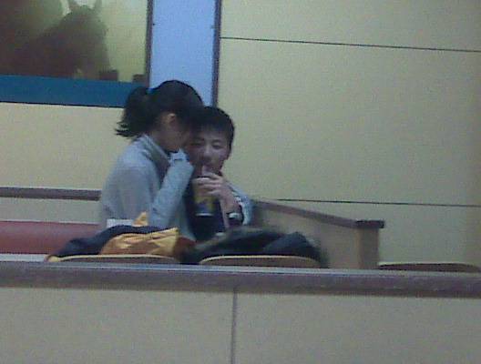 中學(xué)生情侶偷吃禁果 公共場所被抓拍