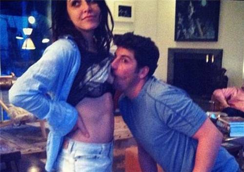 揭秘人乳交易內(nèi)幕 成人奶媽提供性服務(wù)