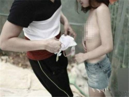 中學生情侶偷吃禁果 公共場所被抓拍