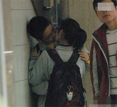 中學(xué)生情侶偷吃禁果 公共場所被抓拍