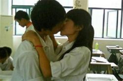 中學(xué)生情侶偷吃禁果 公共場所被抓拍