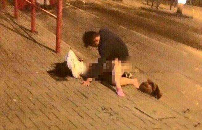 中學(xué)生情侶偷吃禁果 公共場(chǎng)所被抓拍