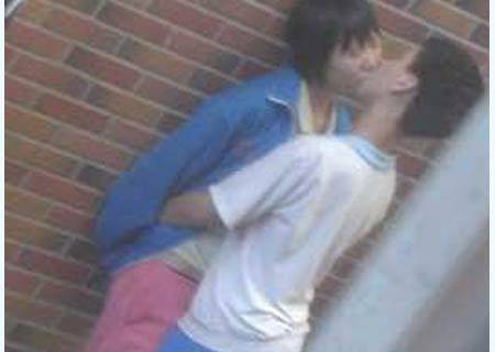 中學(xué)生情侶偷吃禁果 公共場(chǎng)所被抓拍