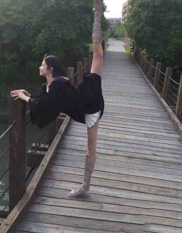 cba寶貝郝琳微博曬花式一字馬動(dòng)作 令網(wǎng)友咋舌