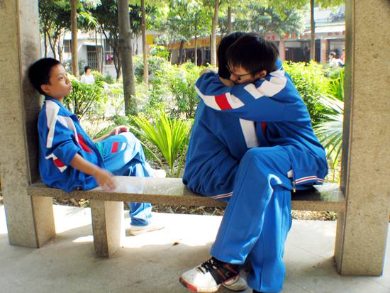 中學(xué)生情侶偷吃禁果 公共場(chǎng)所被抓拍