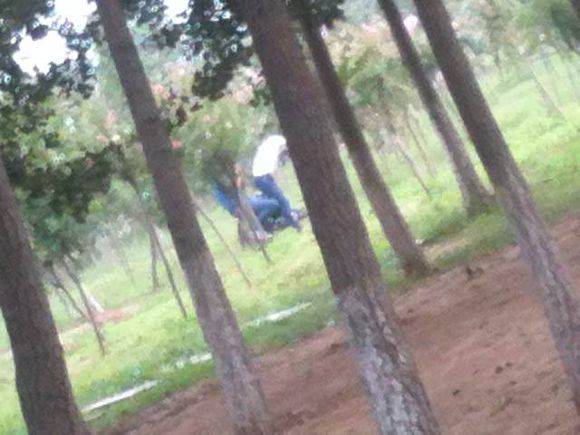 中學(xué)生情侶偷吃禁果 公共場所被抓拍