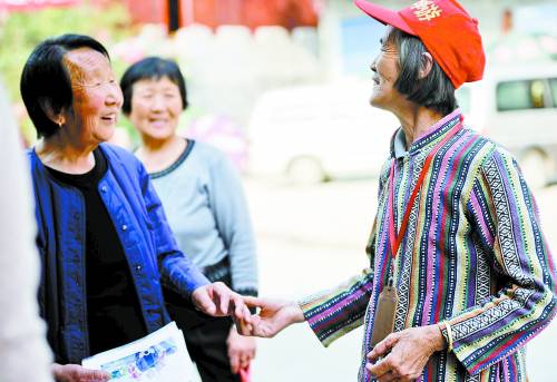  月亮媽媽 徐秀珍僅小學(xué)三年級文化 如今是精通11門國外語導(dǎo)游