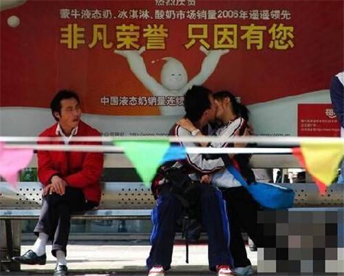 中學(xué)生情侶偷吃禁果 公共場(chǎng)所被抓拍