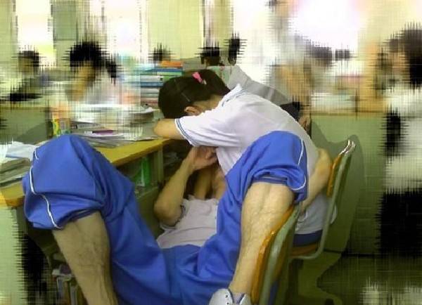 中學(xué)生情侶偷吃禁果 公共場所被抓拍