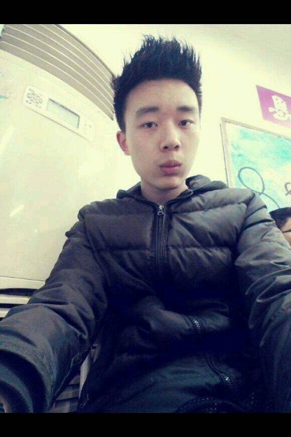 朱翰墨微博曬女友照片 揭朱翰墨家庭背景