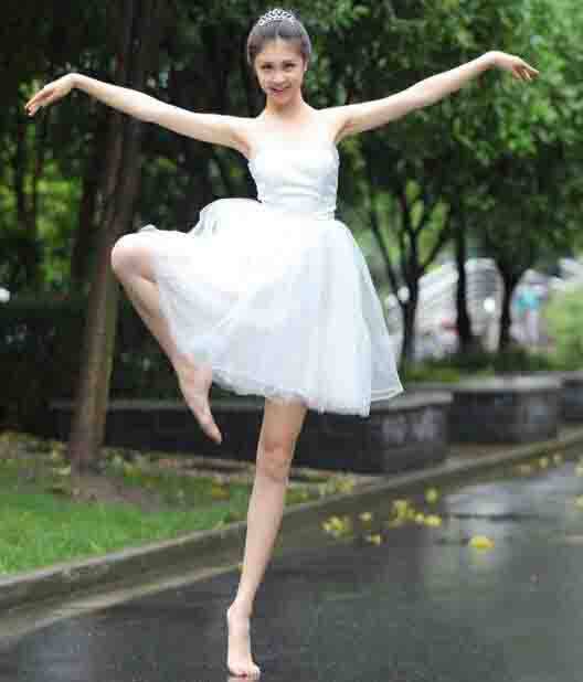 cba寶貝郝琳微博曬花式一字馬動(dòng)作 令網(wǎng)友咋舌