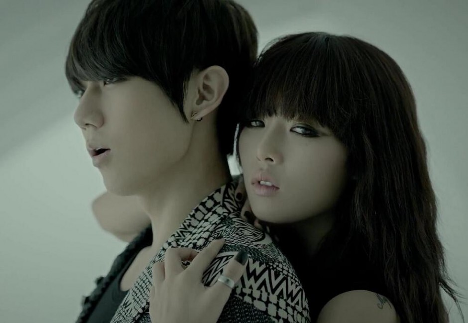 揭張賢勝金泫雅私下真實(shí)關(guān)系 翹臀被摸動(dòng)作曖昧