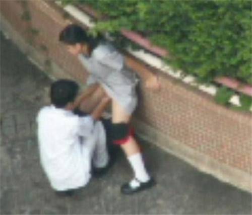 中學生情侶偷吃禁果 公共場所被抓拍