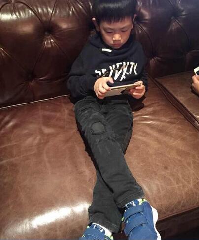 王寶強兒子叫什幺 王寶強兒子玩游戲大長腿搶鏡