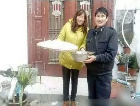 大衣哥朱之文包餃子 網(wǎng)友點(diǎn)贊大衣哥簡(jiǎn)樸生活照