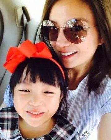 趙薇女兒小四月出生體重 趙薇女兒叫什幺