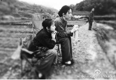 劉亦菲扮村姑坐鄉(xiāng)村小道 網(wǎng)友點贊劉亦菲村姑照