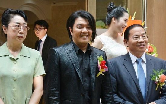 阿杜轉型當老板 一身西裝打扮神采奕奕