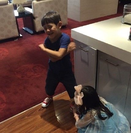 夏天被諾一輕吻肩膀 諾一夏天系鞋帶