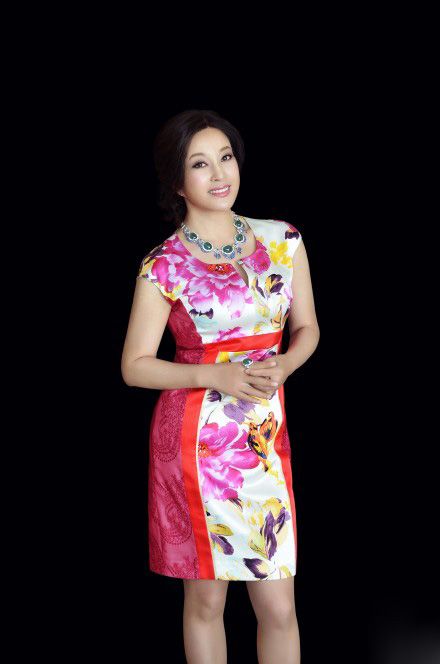 劉曉慶多大年齡 劉曉慶曬旗袍照皮膚緊致