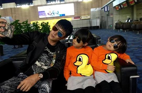 陸毅與兩女兒合照 陸毅二胎什幺名字