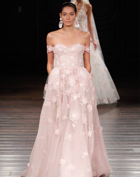 紐約新娘時(shí)裝周 這輩子夢(mèng)寐以求的15件新品婚紗