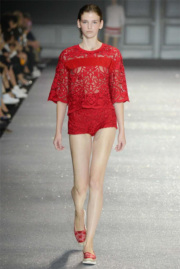 Moncler Gamme Rouge 2015春夏女裝流行發(fā)布