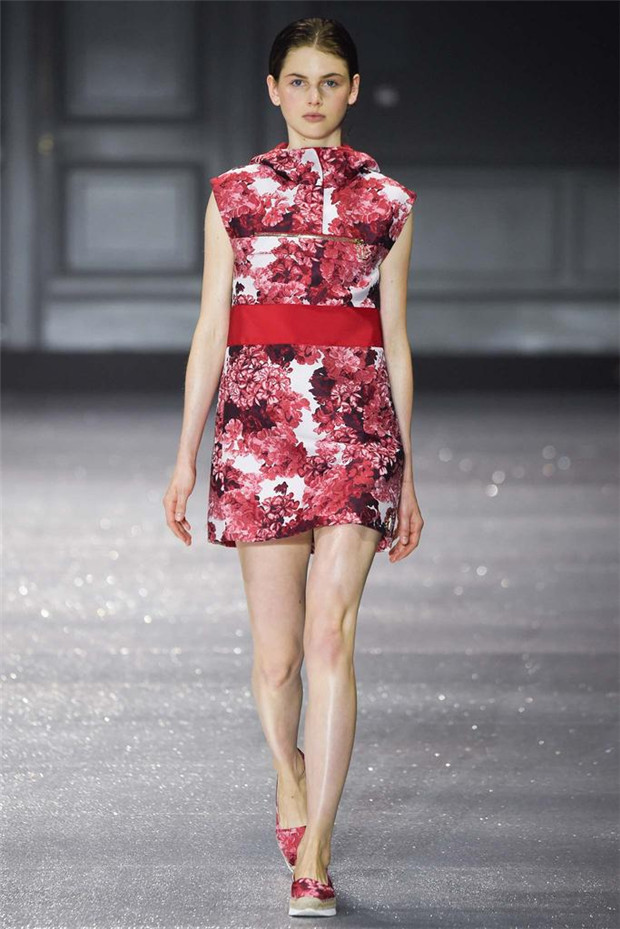 Moncler Gamme Rouge 2015春夏女裝流行發(fā)布